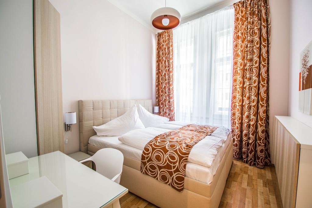 Bourgeois Apartment In Cultural Heritage Building By Ruterra, Prague